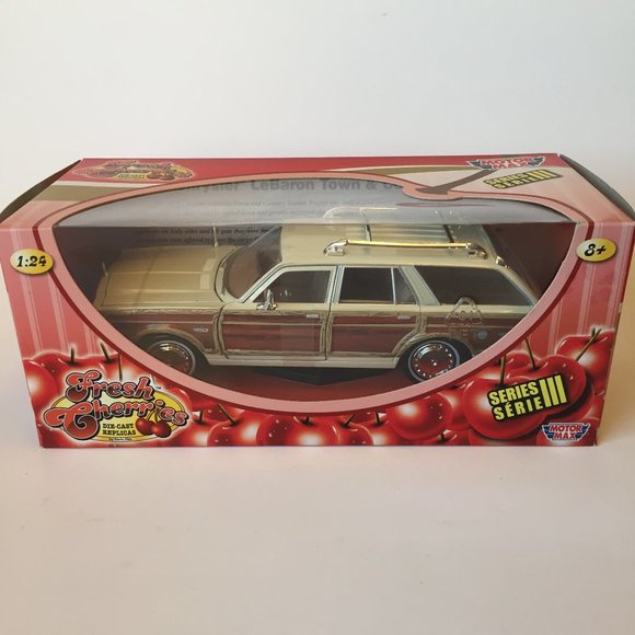 Motor Max 1:24 1979 Chrysler LeBaron Town & Country Wagon Die-Cast Replica Car - Picture 1 of 5